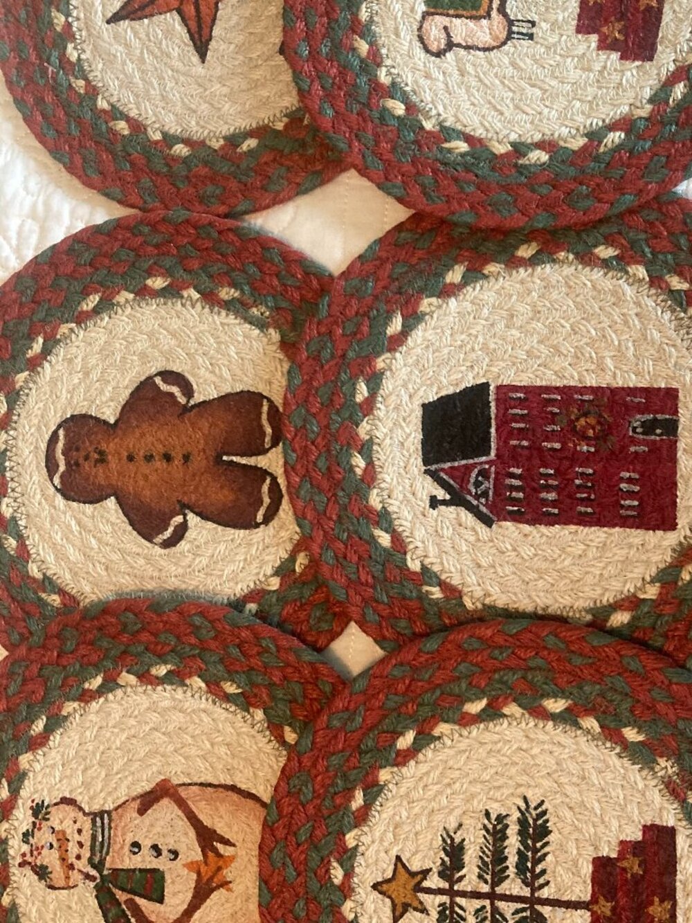 6 Woven Jute Trivets in Basket, Christmas Theme